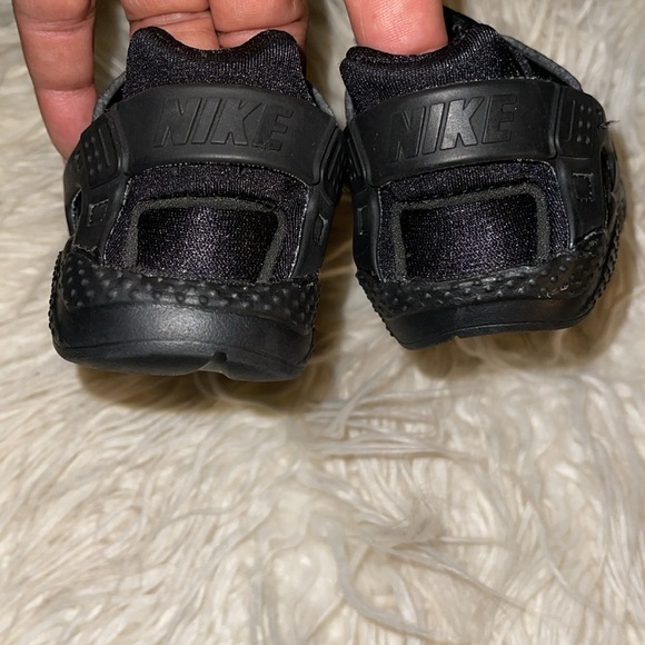 NWOT Nike Huarache Black 9C Easy On NEVER WORN Excellent Condition - Picture 7 of 9